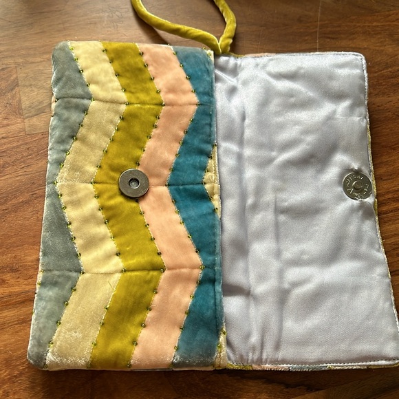 Shiraleah velvet pastel color wristlet super cute - Picture 7 of 15
